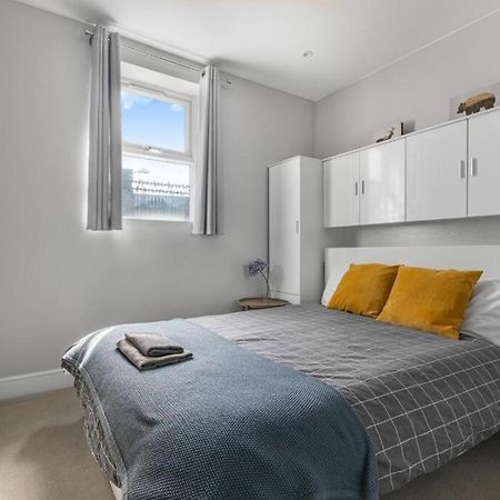 Brilliant 2 Bed Apartment - Spacious, Central & Well-Connected لندن المظهر الخارجي الصورة