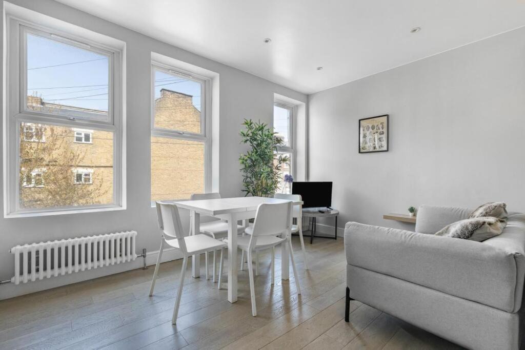 Brilliant 2 Bed Apartment - Spacious, Central & Well-Connected لندن المظهر الخارجي الصورة